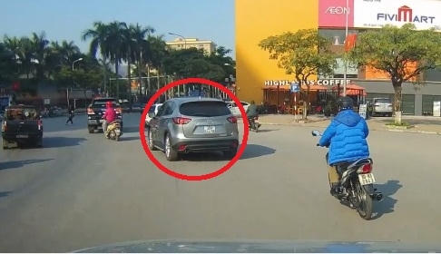 Clip: Rượt đuổi ô tô, gây tai nạn giao thông bỏ chạy