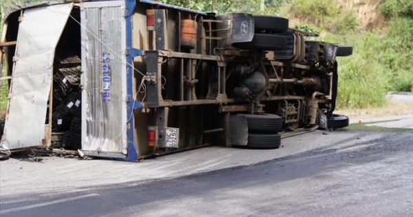 Va chạm xe trên đèo Ngoạn mục, nhiều người thoát chết trong tích tắc