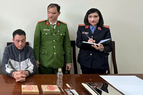 Bắt đối tượng, thu giữ 2 bánh Hêrôin cùng súng ngắn