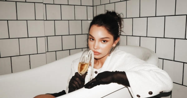 Bông hồng lai Alexandra Matheson khoe vẻ đẹp ngọt ngào dịp Giáng sinh Bông hồng lai Alexandra Matheson khoe vẻ đẹp ngọt ngào dịp Giáng sinh