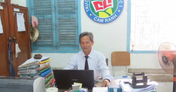 Người thầy nặng tình với mảnh đất nắng và gió