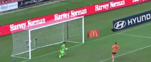 [Clip]: Pha sút penalty "kỳ quặc" của cầu thủ Eric Bautheac