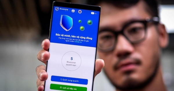 Nhiều vướng mắc khi xử phạt người dùng smartphone không cài Bluezone