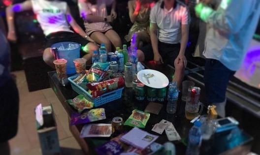 7 nam nữ đang “bay” trong phòng Vip trên sàn vương vãi nhiều ma túy