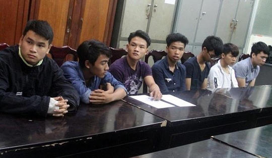 Đà Nẵng: Bắt nhóm đối tượng nhậu xong, rủ nhau đi phá hàng loạt ô tô cho... vui Đà Nẵng: Bắt nhóm đối tượng nhậu xong, rủ nhau đi phá hàng loạt ô tô cho... vui