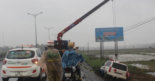 Tai nạn giao thông Plus: Xe cứu thương đâm đổ cọc tiêu quốc lộ, lao xuống ruộng