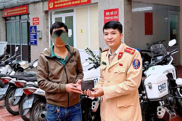 CSGT Hà Nội kịp thời tìm chủ nhân, trả lại tài sản đánh rơi ngay trong đêm