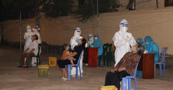“Xuyên đêm” lấy hơn 2.000 mẫu xét nghiệm SARS-CoV-2 tại Lạng Giang