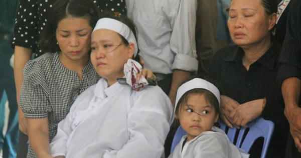 Hai phi công hy sinh, vợ khóc thẫn thờ, con thơ ngơ ngác Hai phi công hy sinh, vợ khóc thẫn thờ, con thơ ngơ ngác