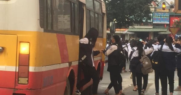 Hãi hùng cảnh 111 học sinh chen chúc trên chiếc xe 60 chỗ