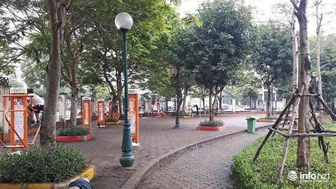 Người dân treo băng rôn phản đối “xén” công viên Cầu Giấy