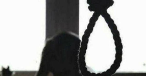 Con trai phát hiện mẹ mình treo cổ tại nhà