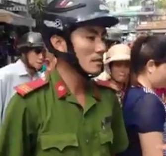 Tạm đình chỉ công tác thượng sĩ công an quật ngã người bán hàng rong ở TP HCM