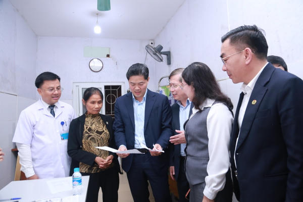 Thứ trưởng Thường trực Bộ Y tế dự chương trình khám bệnh, tặng quà người dân Hà Tĩnh