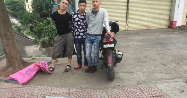 Nhóm đối tượng cầm mã tấu nghông nghênh trên đường khiến người dân khiếp sợ