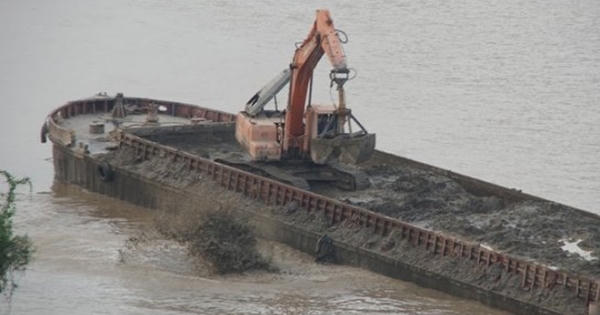 Vụ 'tàu lạ' xả chất thải ra sông Hồng: Tạm đình chỉ công tác 3 cảnh sát đường thủy