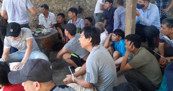 Hàng chục đối tượng tháo chạy khi công an bất ngờ “đột kích” sới gà