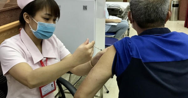 Việt Nam tiêm vét vaccine COVID-19 cho người cao tuổi