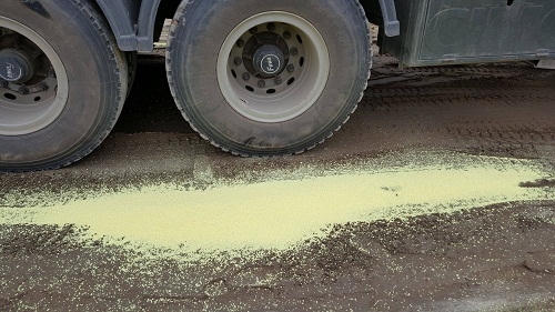 [Clip]: Cận cảnh vật liệu cháy nổ độc hại, mất an toàn bên bờ sông Lô