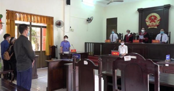 Dùng dao dọa giết vợ rồi đâm trọng thương cán bộ công an