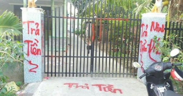 Hai thanh niên dùng sơn, mắm tôm và vàng mã để đòi nợ