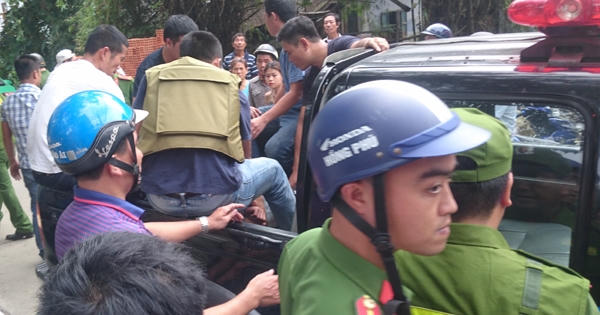 Huế: Nam thanh niên nghi “ngáo đá”, trèo lên mái nhà dọa tự sát