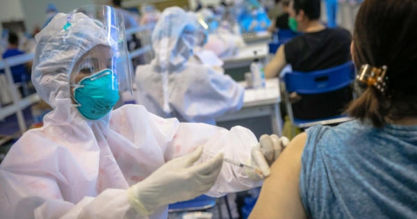 Thêm 13.670 bệnh nhân Covid-19, Hà Nội số ca mới tăng vọt lên gần 800 ca Thêm 13.670 bệnh nhân Covid-19, Hà Nội số ca mới tăng vọt lên gần 800 ca