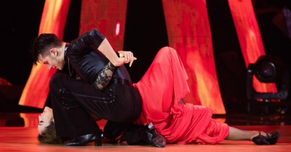 Chí Anh choáng ngợp khi Jennifer "quyến rũ đến chết người" bên vũ công Nga