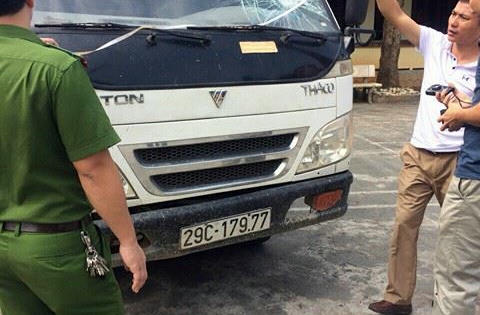 Hà Giang: Lại xuất hiện đối tượng lạ ném vỡ kính ô tô của thương lái mua lá Giang