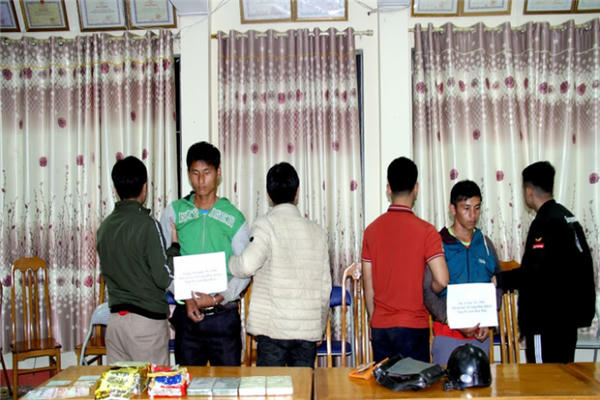 Bắt 2 đối tượng vận chuyển số lượng khủng ma tuý ở Lào Cai