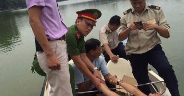 Hà Nội: Nữ du khách nước ngoài bán khỏa thân bơi ra Tháp Rùa múa hát