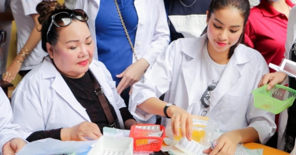 Hoa hậu Phạm Hương cùng “bà ngoại” Ngọc Giàu đi từ thiện