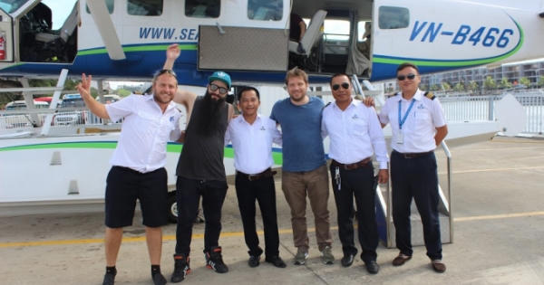 Đạo diễn phim Kong đưa đạo diễn Gozilla thăm Vịnh Hạ Long bằng thủy phi cơ Đạo diễn phim Kong đưa đạo diễn Gozilla thăm Vịnh Hạ Long bằng thủy phi cơ