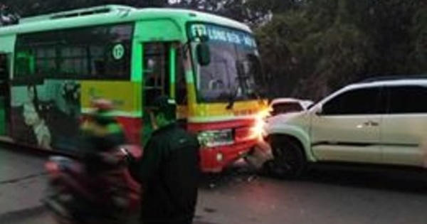 Hà Nội: Đâm tử vong cụ ông đi trên đường, ô tô 7 chỗ tiếp tục đấu đầu xe buýt Hà Nội: Đâm tử vong cụ ông đi trên đường, ô tô 7 chỗ tiếp tục đấu đầu xe buýt