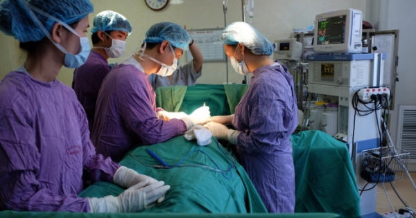 Cô gái nhiễm trùng sưng tấy vòng ba sau 2 tháng bơm silicon