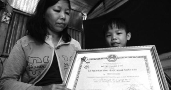 Làm việc thiện đâu chờ phải giàu có, người mẹ nghèo hiến tạng con để cứu 6 người