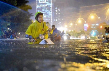 Trong khi dân lội nước thì quan chức đã ở đâu?