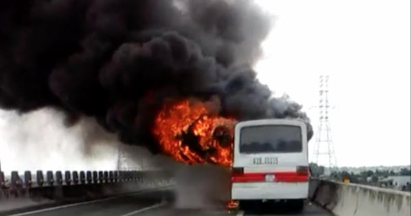 Xe khách cháy ngùn ngụt trên cao tốc
