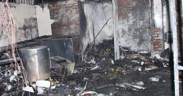 Hà Nội: 2 cửa hàng trên phố Chùa Láng bị thiêu rụi lúc rạng sáng Hà Nội: 2 cửa hàng trên phố Chùa Láng bị thiêu rụi lúc rạng sáng