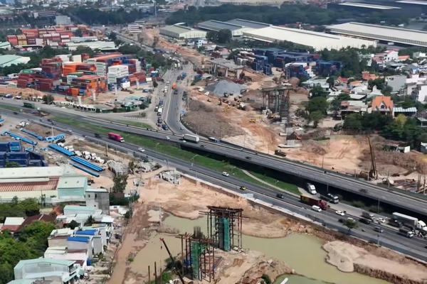TP Hồ Chí Minh: Hơn 300 công nhân thi công đường Vành đai 3 xuyên Tết