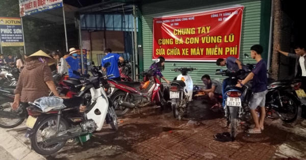Đội quân sửa xe miễn phí hồi sinh “ngựa sắt” cho bà con vùng lũ Hà Tĩnh