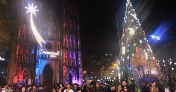 Ngắm các cây thông "khủng" lung linh sắc màu chào đón Noel 2019 tại Hà Nội Ngắm các cây thông "khủng" lung linh sắc màu chào đón Noel 2019 tại Hà Nội