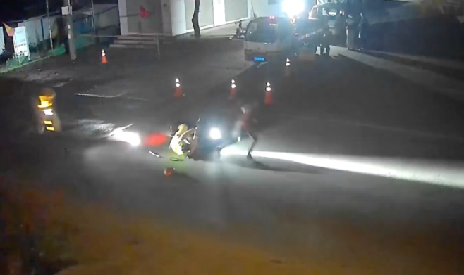 Mang theo 6 quả pháo tự chế, thanh niên lao xe máy điện vào CSGT nhằm tẩu thoát