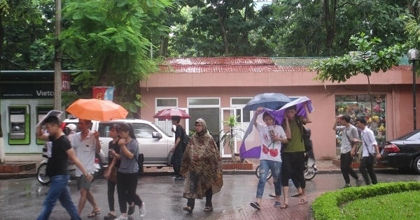 Hà Nội: Thí sinh đội mưa hoàn tất thủ tục thi THPT Quốc gia 2016