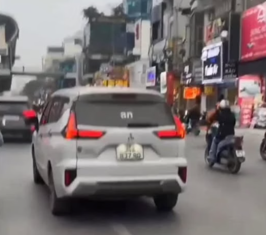 Làm rõ vụ ô tô gắn bảng đèn LED hiển thị nội dung xúc phạm lực lượng công an