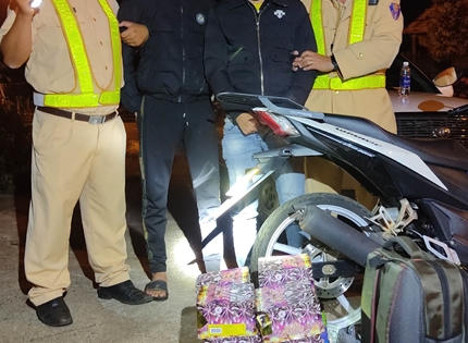 Gia Lai: Phát hiện 02 thanh niên vận chuyển 15 hộp pháo hoa