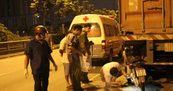 Tông vào đuôi xe container đang bị sự cố, nam thanh niên chết thảm