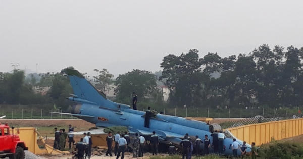 Máy bay quân sự gặp sự cố khi hạ cánh ở Yên Bái