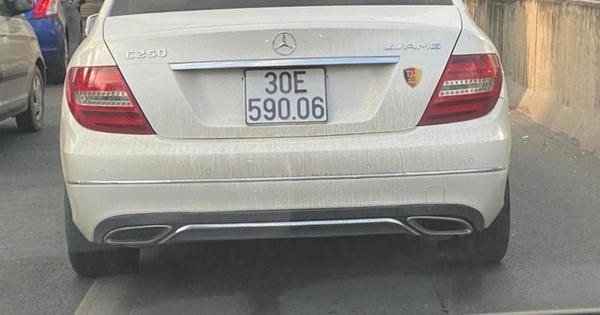 Hình ảnh xe sang dán băng keo làm sai lệch biển số gây xôn xao dân mạng