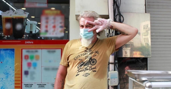 'Mắc kẹt' ở Việt Nam vì Covid-19, khách Tây ra vỉa hè bán bánh chiên